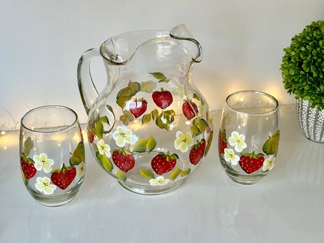 Hand painted strawberries glass pitcher set. Listing is for a choice from different options:  - pitcher only (95.5 oz )  - 2 butterfly stemless glasses only (16.5 oz)  In case any of the options are sold out, please don't hesitate to message me since I may still be able to offer them. Serve wine or sangria, make lemonade, enjoy entertaining. Painted pitcher set with strawberries all around, makes a great summer addition for that special someone in your life. Great wedding gift, also wonderful ho Pitcher Painting Ideas, Hand Painted Wine Glasses Diy, Painted Stemless Wine Glasses, Painted Strawberries, Lemonade Water, Diy Wine Glasses Painted, Glass Drawing, Painted Pitcher, Painted Trunk