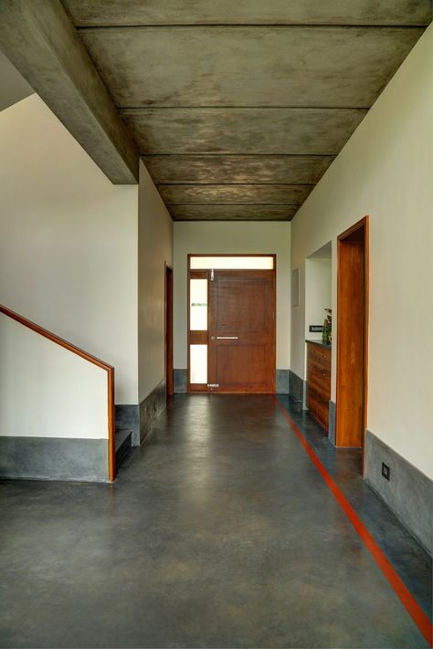 4 Kochi homes that are like meditative sanctuaries Yellow Oxide Flooring, Cement Finish Interior, Cement Flooring Ideas, Oxide Flooring Ideas, Cement Floor Ideas, Cement Floors In House, Oxide Flooring, Concrete Floors Living Room, Cement Flooring