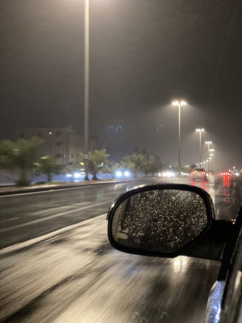 Pictures Night, Rainy Wallpaper, Beach Vacation Pictures, Rain Pictures, Iphone Wallpaper Vsco, Rainy Day Aesthetic, I Love Rain, Night Rain, Rain Wallpapers