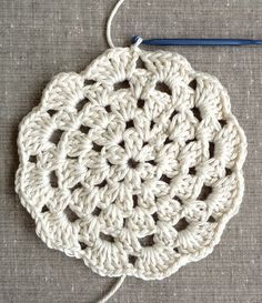 Granny Circle: free pattern Moss ༺✿ƬⱤღ https://www.pinterest.com/teretegui/✿༻ Circular Granny Square Pattern, Crochet Circle Coaster, Crochet Placemats Free Pattern, Circle Placemats, Granny Circle, Bee Knitting, Placemat Crochet, Circle Crochet, Bee Crochet