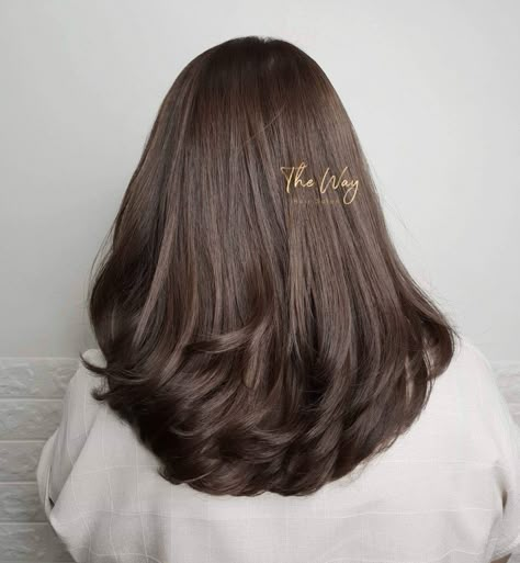 Haircuts For Medium Length Hair Layered, Middle Part Hairstyle, Middle Hair, Haircuts For Medium Length Hair, Brown Hair Looks, Easy Hair Cuts, Hair Inspiration Long, Straight Hair Cuts, Layered Haircuts For Medium Hair