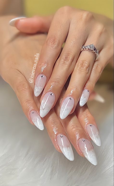 White marble gel x nails Spring Nails With Pearls, White And Clear Nails, White Almond Nails With Design, White On White Nails, White Aura Nails, Pearl White Nails, White Marble Nails, Nails September, White Chrome Nails