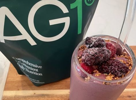 Vanilla Berry Athletic Greens Smoothie Ag1 Recipes, Ag1 Smoothie Recipe, Ag1 Smoothie, Ag1 Athletic Greens Recipes, Athletic Greens Smoothie, Greens Smoothie Recipe, Healthy Macros, Green Powder Smoothie, Greens Smoothie