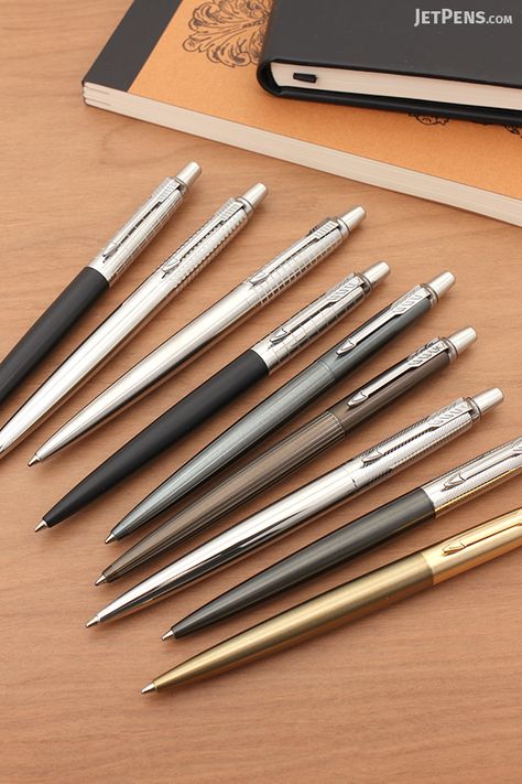 The freshly updated Parker Jotter Premium Ballpoint Pens have sophisticated features like subtle pinstriping, gold trim, and etched bodies. Seven new styles are available. Ballpens Collection Aesthetic, Best Writing Pen, Parker Jotter Pens, Parker Pens, Most Expensive Pen, Parker Jotter, Expensive Pens, Sheaffer Fountain Pen, Stylish Pens