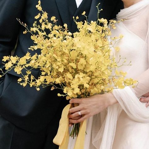 Blooms By Melly on Instagram: "A yellow oncidium bouquet💛" Single Flower Bouquet Wedding, Yellow Fall Flowers, Gold And Yellow Wedding, Yellow Bouquet Flowers, Yellow Bouquet Wedding, Single Flower Design, Wedding Bouquet Yellow, Yellow Flowers Wedding, Jasmine Bouquet