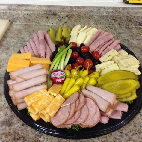 Meat Tray Ideas, Meat Trays Ideas Diy Party Platters, Diy Party Platters, Party Food Meat, Deli Meat Platter, River Snacks, Charcuterie Trays, Deli Tray, Meat Tray