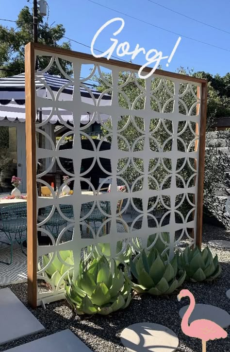 Mid Century Privacy Screen, Palm Springs Backyard Ideas, Palm Springs Landscape, Mcm Landscaping, Mid Century Backyard, Cement Garden, Backyard Paradise, Modern Backyard, Outdoor Gardens Design