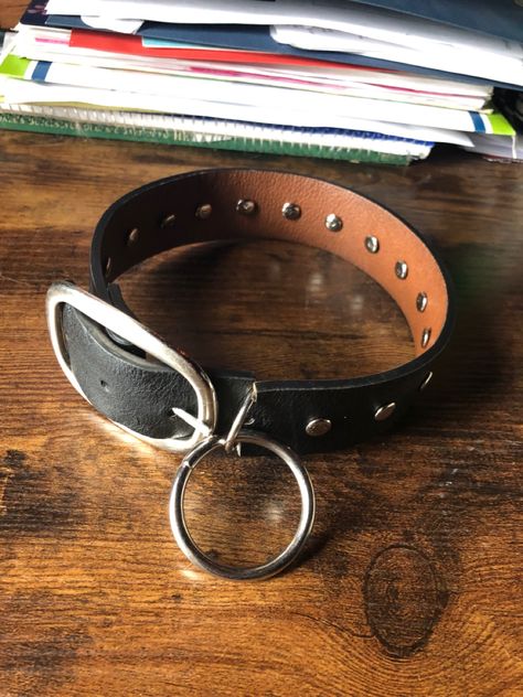 Alternative leather choker with metal detail made from an old belt Belt Alternative Diy, Leather Choker Diy, Diy Goth Accessories, Punk Jewelry Diy, Choker Diy, Goth Diy, Punk Diy, Diy Mom, Diy Choker