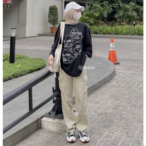 Hijab With Tshirt, Oversized Tshirt With Baggy Pants, Over Sized Tshirt Aesthetic, Cargo With Tshirt, Hijab Outfit Hoodie, Oversized T Shirt Hijab Outfit, Oversized Tshirt Outfit Women Hijab, Hijabi Tshirt Outfit, Baggy Tshirt Outfit Hijab