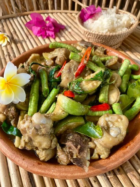 This is a quick and easy Thai green curry stir-fry recipe with chicken and healthy vegetables, perfect for busy days. Curry Stir Fry, Easy Thai Green Curry, Thai Green Curry Chicken, Green Curry Chicken, Recipe With Chicken, Crunchy Veggies, Easy Dinner Options, Authentic Thai Food, Asian Stir Fry