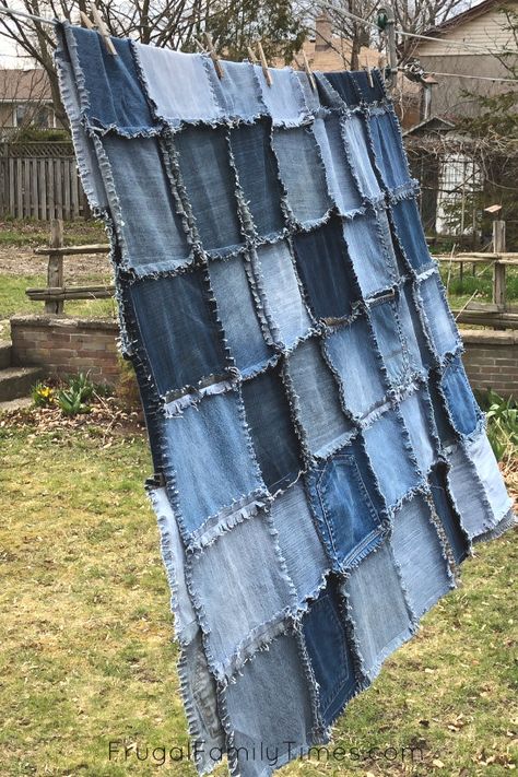 Colchas Country, Reuse Old Jeans, Denim Rag Quilt, Denim Quilt Patterns, Artisanats Denim, Diy Old Jeans, Denim Blanket, Jean Diy, Blue Jean Quilts