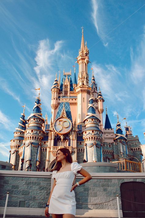 Disney Magic Kingdom Picture Ideas, Disneyland Senior Photos, Disney Castle Photo Ideas, Magic Kingdom Picture Ideas, Disneyworld Picture Ideas, Universal Photo Ideas, Miami Photo Ideas, Magic Kingdom Photo Ideas, Disney Instagram Pictures