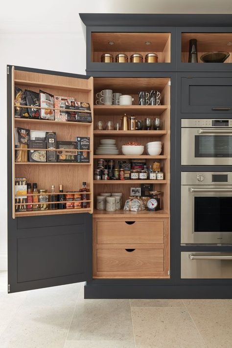 Mueble para despensa, vajilla y mantelería del lado izquierdo TODO REPISAS SIN CAJONES Y EXTENDER ESPACIO DE ALMACENAMIENTO EN PUERTA. Desain Pantry Dapur, Interior Dapur, Desain Pantry, Kabinet Dapur, Shaker Style Kitchens, Kitchen Pantry Design, Diy Kitchen Storage, घर की सजावट, Kitchen Room Design