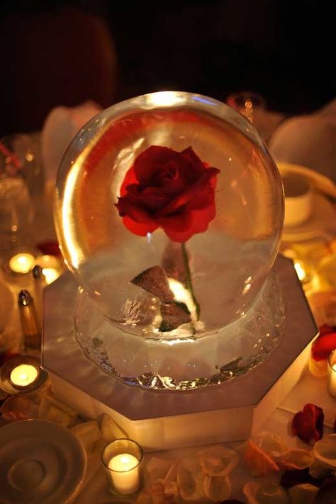 Wedding Centerpieces Diy Red, Ice Sculpture Wedding, Red Roses Centerpieces, Frozen Wedding, Winter Wedding Centerpieces, Red And White Weddings, Ice Sculpture, White Wedding Theme, Rose Centerpieces