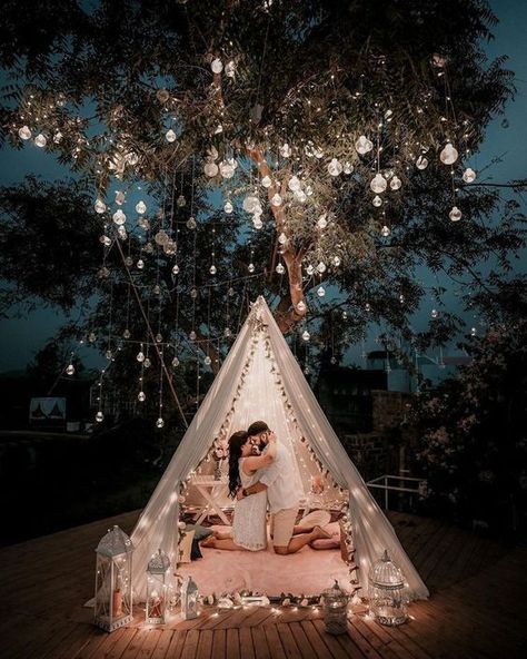 Candle Light Dinner Romantic Couple, Wedding Photoshoot Ideas, Romantic Date Night Ideas, Pre Wedding Shoot Ideas, Romantic Candlelight, Luxury Wedding Decor, Pre Wedding Poses, Construction Crafts, Candle Light Dinner