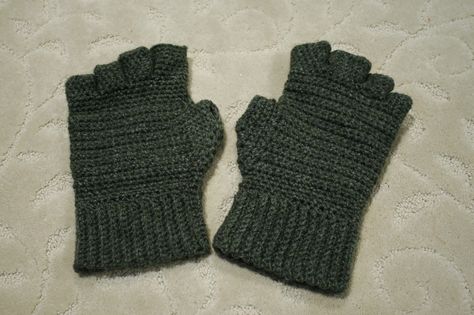 Crochet Men's fingerless gloves the pattern also has instructions for full finger gloves in mens and ladies sizes and gloves with slits in half way up enjoy Crochet Mens, Crocheted Gloves, Crochet Kids Blanket, Hand Mittens, Crochet Mitts, Gloves Crochet, Fingerless Gloves Crochet Pattern, Finger Crochet, Half Finger Gloves