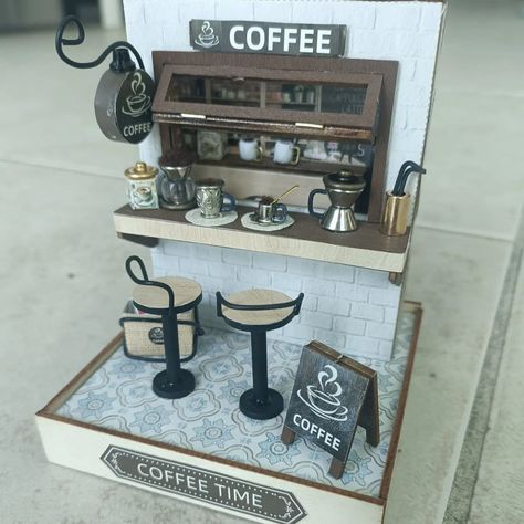 Who's up for some good coffee ☕? #miniatures #miniatureart #coffee Coffee Shop Miniature, Cafe Diorama, Miniature Cafe, Coffee Stand, Mini Houses, Coffee Stands, Good Coffee, Miniature Rooms, Room Box