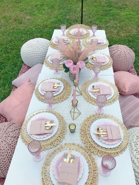 Pink Bohemian Birthday Party, Blush Dinner Party, Outside Tea Party Decor, Picnic For 2 Ideas, Boho Tea Party Birthday, Picnic Boho Party, Boho Theme Sweet 16, Boho Party Set Up, Blush Birthday Party Decorations