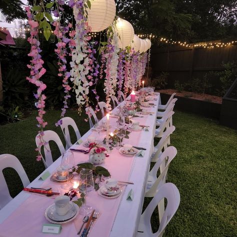 Long Table For Birthday Dinner, 21 Birthday Backyard Party Ideas, Birthday Lunch At Restaurant Decor, Birthday Dinner Ideas Outside, Cute Birthday Dinner Ideas, 21st Party Aesthetic, 21 Brunch Birthday, Fancy 21st Birthday Party, Pretty Dinner Party