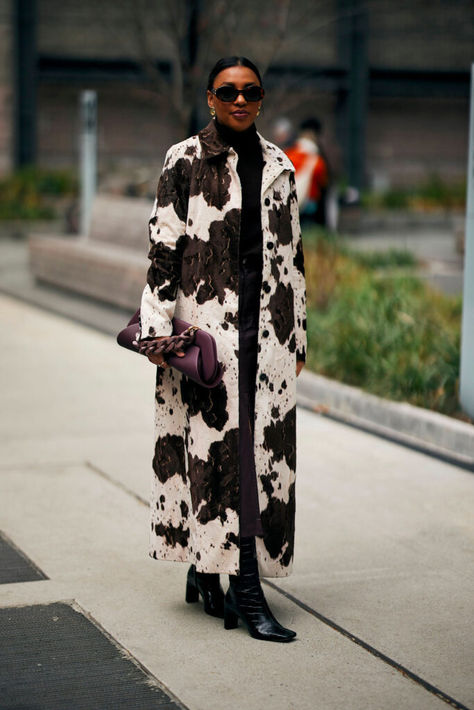 Fringe! Cowboy boots! Earthy tones! Wide-brim hats! Minimalism Clothes, Ss 2024, Fashion Gone Rouge, Street Style Fall, Western Trend, Fashion Week Trends, Winter Mood, New York Fashion Week Street Style, Street Style Photos