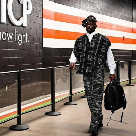 Jeremiah Owusu-Koramoah ( @owu3.0 ), Cleveland Browns linebacker, knows how to turn heads on game days, rocking his African-inspired outfits with serious style. Whether it’s a bold agbada or intricate beadwork, his looks show off his heritage and make a statement both on and off the field. Jeremiah Owusu-koramoah, Looks Show, Cleveland Browns, How To Turn, African Inspired, Inspired Outfits, Ghana, Style Icon, Cleveland