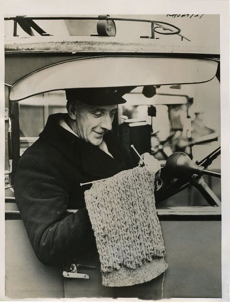 Strangely Captivating Vintage Photos of People Knitting - Atlas Obscura Taxicab driver knitting between fares, London, c. 1940. Vintage Photos Of People, Faces Pictures, Men Knitting, Knitting Pictures, Vintage Foto's, Knitting Art, Knitting Humor, Atlas Obscura, Knit Art