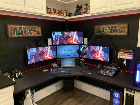 Driven by laptop Gaming Desk Setup, Game Setup, Best Gaming Setup, Computer Gaming Room, Setup Gaming, Computer Desk Setup, Home Studio Setup, Streaming Setup, Pc Gaming Setup