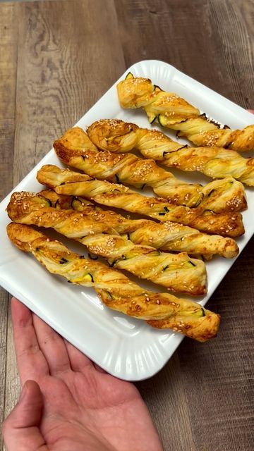 Zucchini Puffs, Gameday Food, Puff Pastry Twists, Sliced Zucchini, Cookist Wow, Apple Puff Pastry, Cheese Puff Pastry, Bacon Appetizers, Sliced Ham