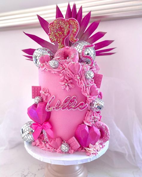 Disco Barbie Cake, Spa Birthday Cake, Diy Cake Topper Printable, Mehndi Cake, Barbie Bday, 7th Birthday Cakes, Barbie Birthday Cake, Barbie Party Decorations, Disco Birthday Party