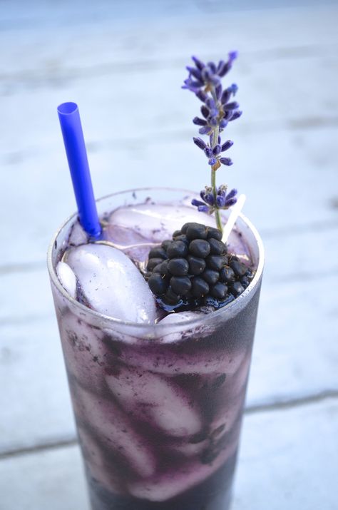 Lavender Smoothie, Lavender Drink, Blackberry Cocktail, Blackberry Lavender, Lavender Cocktail, Day Cocktails, Kitchen Witch Recipes, Positive Person, Iced Drinks Recipes