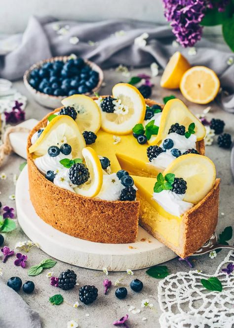 Lemon Cheesecake Cheesecake With Lemon Curd, Vegan Lemon Cheesecake, Dairy Free Deserts, Cheesecake Pie Recipes, Cheesecake Decoration, Birthday Cheesecake, Baking Bad, Birthday Baking, Blueberry Lemon Cake