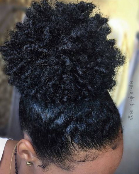 Curly Puffs Natural Hair, Puffs Natural Hair, Cabello Afro Natural, Natural Hair Products, Afro Style, Pelo Afro, Beautiful Natural Hair, Natural Hair Beauty, Hair Laid