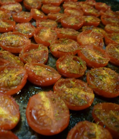 Pizza Sauce - Use 10 oz. grape tomatoes, halved, 2 t. oregano, 1 t. thyme, 2 T. olive oil, salt & pepper. Bake @ 300 for 30 min, add 3 garlic cloves & cook add'l 30 min. Remove skins from garlic & then pulse all in the blender with 1 bunch fresh basil. Tomato Pizza Sauce, Pizza Fatta In Casa, Pizza Sauce Recipe, Pizza Sauce Homemade, Roasted Cherry, Roasted Cherry Tomatoes, Grilled Tomatoes, Homemade Pickles, Pizza Recipes Dough