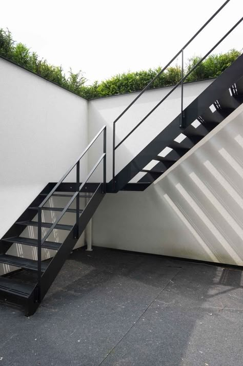 Outdoor Staircase Railing Design, Exterior Stairs Design, Outside Stairs Design, Spiral Staircase Outdoor, Steel Stairs Design, Outside Stairs, Staircase Outdoor, External Staircase, Staircase Design Modern