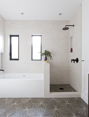 Bilik Air Kecil, Makeover Kamar Mandi, Hiasan Dalaman Rumah, Modern Bathroom Tile, Shop Bathroom, Bilik Mandi, Upstairs Bathrooms, Hus Inspiration, Bathroom Layout