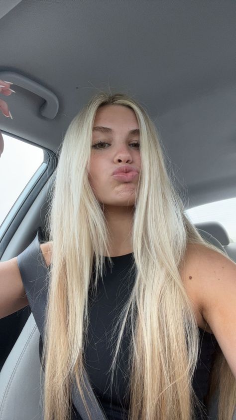 Blonde long hair Light Blonde Hair Inspiration, Pure Blonde Hair, Blonde Hair Highlights And Lowlights, Blonde Highlights Dark Hair, Blonde With Blonde Highlights, Blonde Highlighted Hair, Blonde Hair Blue Eyes Makeup, Girls With Blonde Hair, Butter Blonde