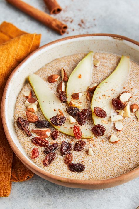 Porridge mal anders: Unser Amaranth-Porridge punktet nicht nur mit den gesunden und leckeren kleinen Körnchen, sondern auch mit knackigen Mandeln, fruchtiger Birne und süßen Rosinen. Verfeinert wird das sättigende Frühstück mit Zimt und Ahornsirup. #eatbetter #eatbettertogether #porridge #amaranthporridge #frühstück Amaranth Porridge, Eat Better, Amaranth, Hummus, Camembert Cheese, Meal Planning, Cheese, Ethnic Recipes