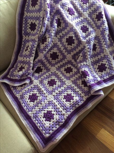 Blue Crochet Blanket, Paw Crochet, Crochet Granny Stitch, Crochet Ripple Blanket, Purse Design, Crochet Granny Square Afghan, Granny Square Crochet Patterns Free, Crochet Bedspread Pattern, Poncho Top