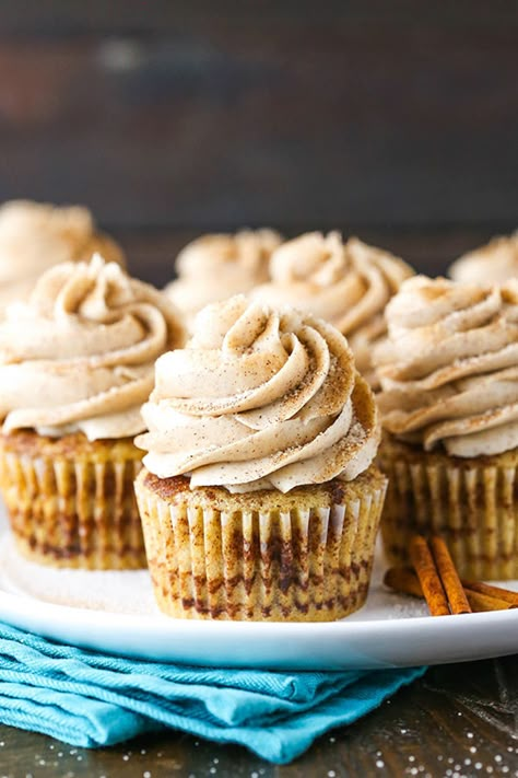 Light Cupcake Flavors, Psl Cupcakes, Cinnamon Swirl Cupcakes, Cupcake Topping, Cinnamon Roll Cupcakes, Cinnamon Frosting, Cinnamon Cupcakes, Simple Cakes, Swirl Cupcakes