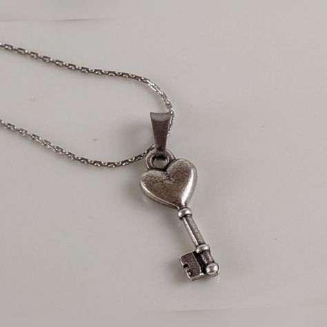 Nwot, Skeleton Key With Heart Adjustable Chain Station Necklace. Please See Pictures For Details Condition And Measurements To Ensure Proper Fit. Thanks For Looking! Dainty Silver Necklace Aesthetic, Gothic Silver Jewelry, Vintage Silver Necklaces, Key Necklaces, Accessories Board, Silver Key Necklace, Cross Jewelry Necklace, Dainty Necklaces, Picture Necklace