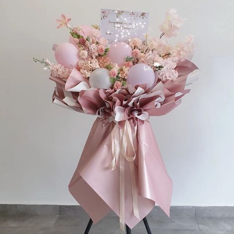 Standing Flower Wedding, Standing Flower Arrangements, Flower Stand Ideas, Diy Flower Stand, Standing Bouquet, Bouquet Tips, Soap Flowers Bouquet, Bouquet Stand, Congratulations Flowers