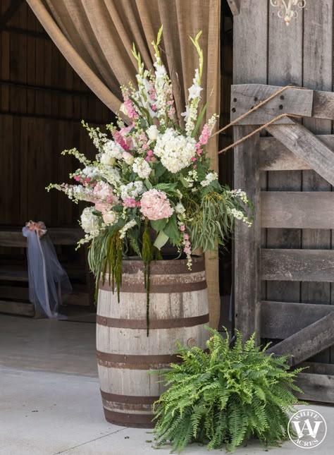 Southern Chic Wedding Ideas, Diy Barn Wedding Decorations, Spring Barn Wedding Colors, Barn Wedding Ideas On A Budget, Elegant Barn Wedding Reception, Small Barn Wedding, Barn Reception Decorations, Wedding Barn Decorations, Barn Theme Wedding