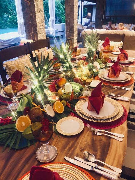 Tropical Christmas Decorations Table, Summer Dinner Table, Dinner Table Setup, Tropical Xmas, Colorful Vibes, Fruits And Flowers, Red Green Christmas, Tropical Christmas, Napkin Folding