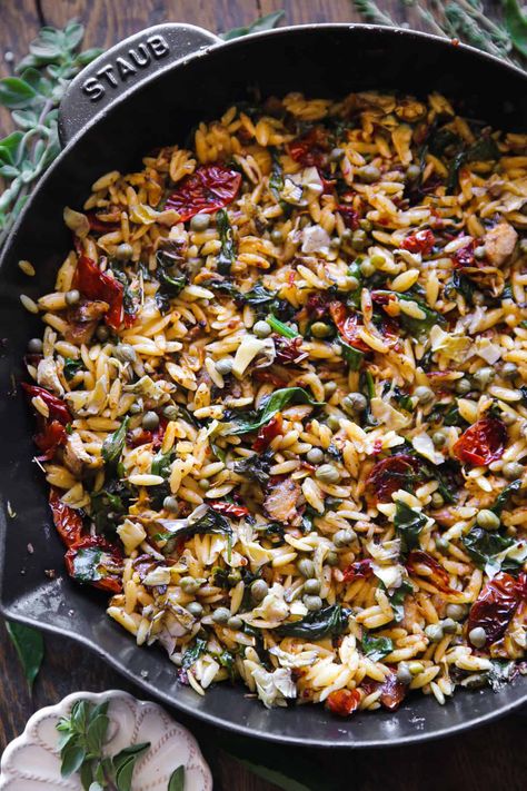 Sun-Dried Tomato and Spinach Orzo with Artichokes and Capers - in a cast iron skillet. Spinach And Sun Dried Tomato Orzo, Gd Meals, Orzo With Spinach, Orzo Bake, Tomato Orzo, Spinach Orzo, Yummy Noodles, Easy Pasta Recipe, Orzo Recipe