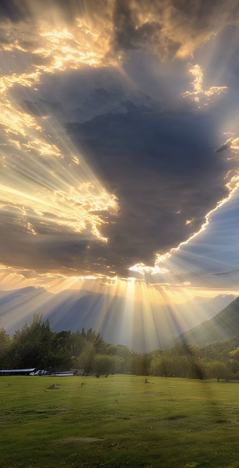 Light Coming Through Clouds, Bright Sky Aesthetic, Sun Pillars, Sunrise In Heaven, Sun Rays Through Clouds, Sun Through Clouds, Sun Shining Through Clouds, Sky Pictures Real Life, Real Clouds