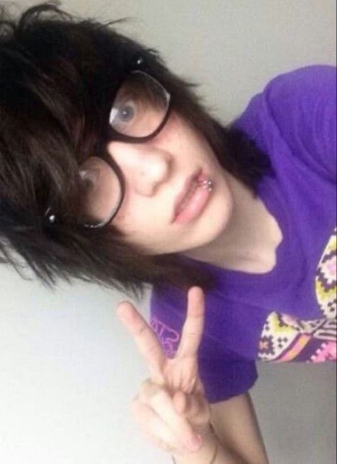 An emo boy with pale skin and black hair with a fringe, he is wearing glasses and has lip piercings and is wearing a purple tee shirt while holding up a peace sign and making a surprised face Johnnie Guilbert, Linen Casual, Wallpapers Images, Summer Black, Wallpapers Backgrounds, Free Hd Wallpapers, Hd Wallpapers, White Cotton, Casual Fashion