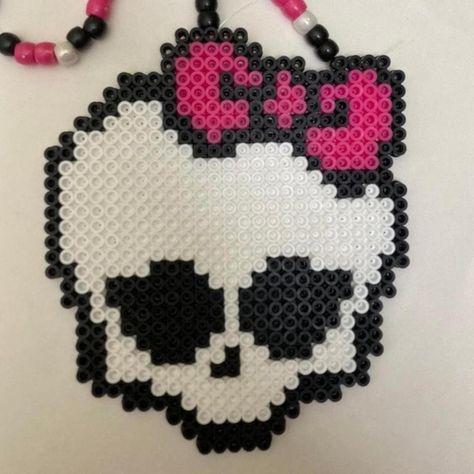 Handmade Monster High Necklace Orange Perler Beads, Draculaura Skullette, Emo Perler Beads, Monster High Perler Beads, Scene Perler Beads, Kandi Words Ideas, Halloween Perler Beads, Monster High Accessories, Alt Crafts