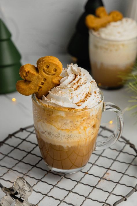 Flavored with brown sugar, molasses, and real ginger this gingerbread latte recipe tastes just like the traditional holiday cookie and is much more affordable than a trip to Starbucks! Fall Latte Aesthetic, Gingerbread Drink, Starbucks Gingerbread Latte, Christmas Smoothie, Christmas Coffee Shop, Gingerbread Latte Recipe, Holiday Coffee Drinks, Winter Beverages, Christmas Smoothies