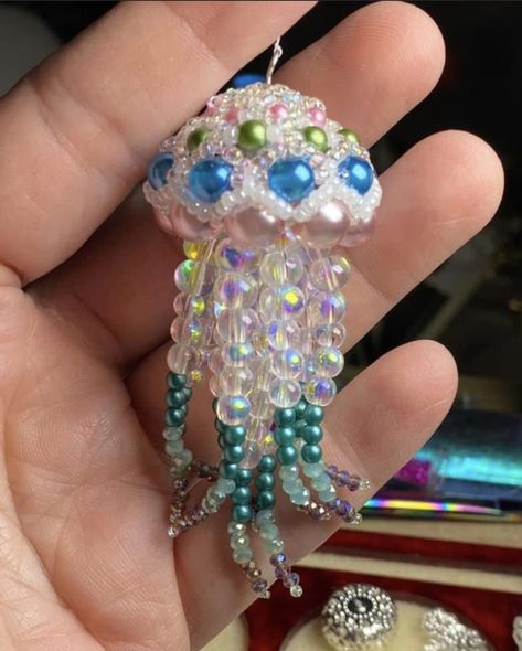 Seed Bead Jellyfish, Beaded Dolls Tutorials, Polymorph Plastic Ideas, Beaded Jellyfish Tutorial, Beads Crafts Ideas, Bead Jellyfish, Bead Craft Ideas, Bead Art Ideas, Bead Figures