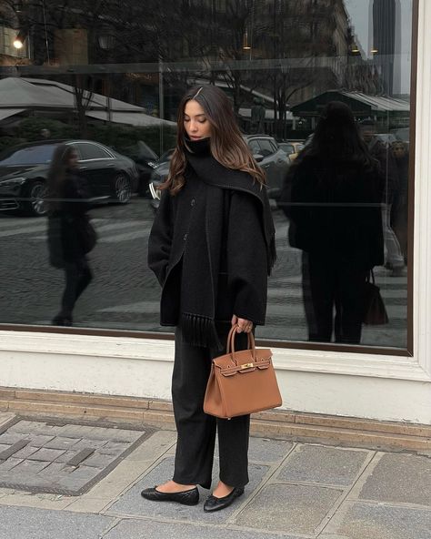 Wendy Swan (@wendyswan) • Instagram photos and videos Big Cardigan Outfit, Chanel Ballerina Flats, Big Cardigan, Scarf Coat, Refined Fashion, Parisian Women, Big Sunglasses, Cardigan Outfits, Fall Winter Outfits